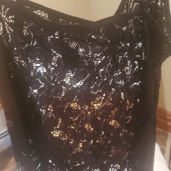 Sheer Lace V-Neck Tank Top - Picture 5 of 5